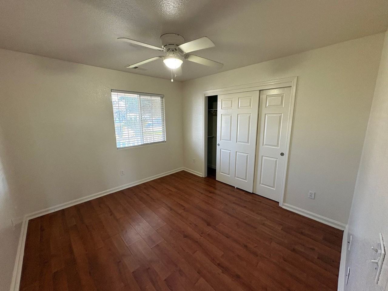 905 S Laguna St - Photo 5 of 28