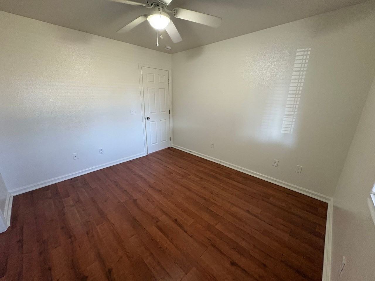 905 S Laguna St - Photo 6 of 28