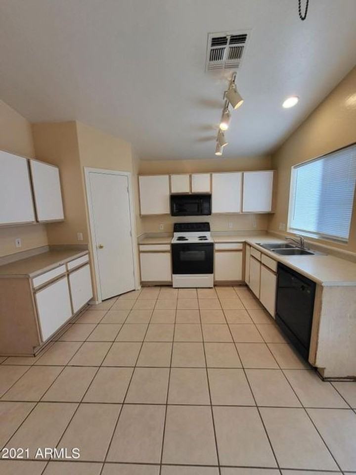 11929 W Larkspur Rd - Photo 4 of 12