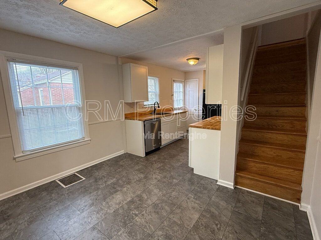 1340 E 55th St - Photo 6 of 34