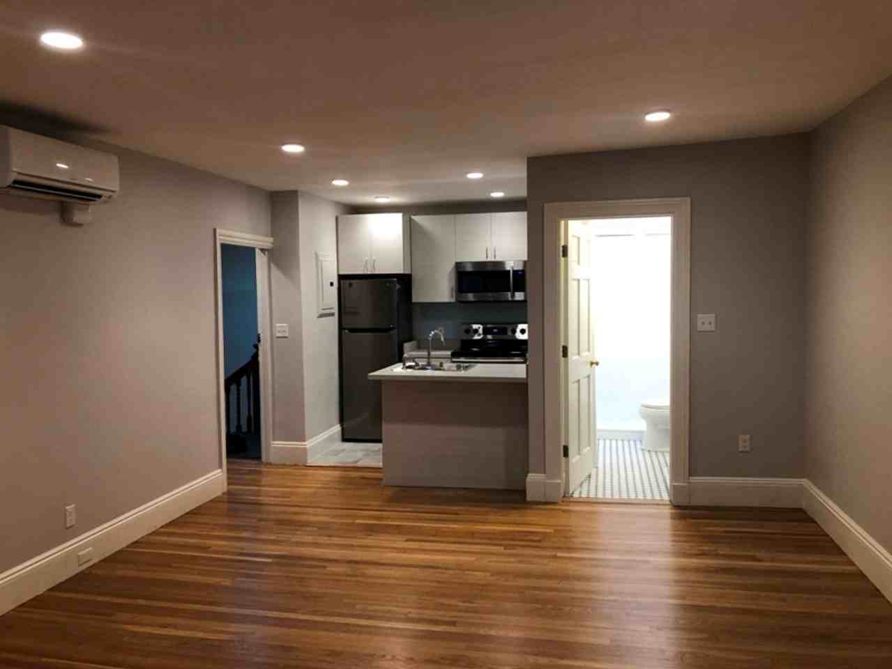 172 Newbury St - Photo 4 of 15