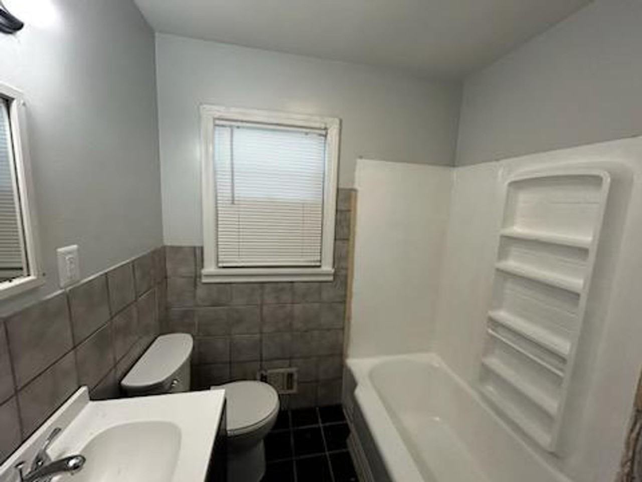 1329 Earl Ave - Photo 4 of 7