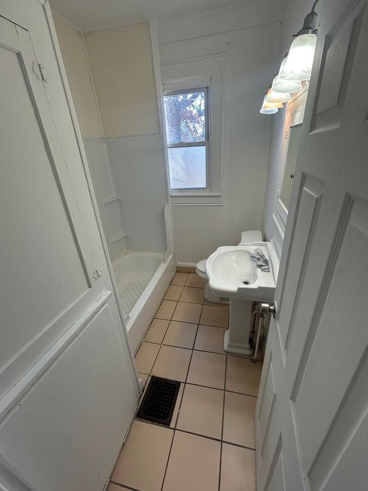 819 Covert Ave - Photo 6 of 7