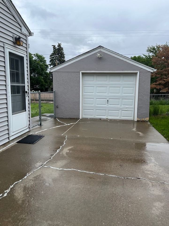 1612 S Frederick Dr - Photo 2 of 21