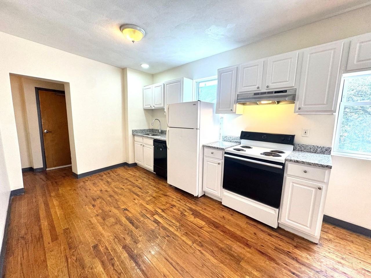 833 Huntington Ave - Photo 3 of 10