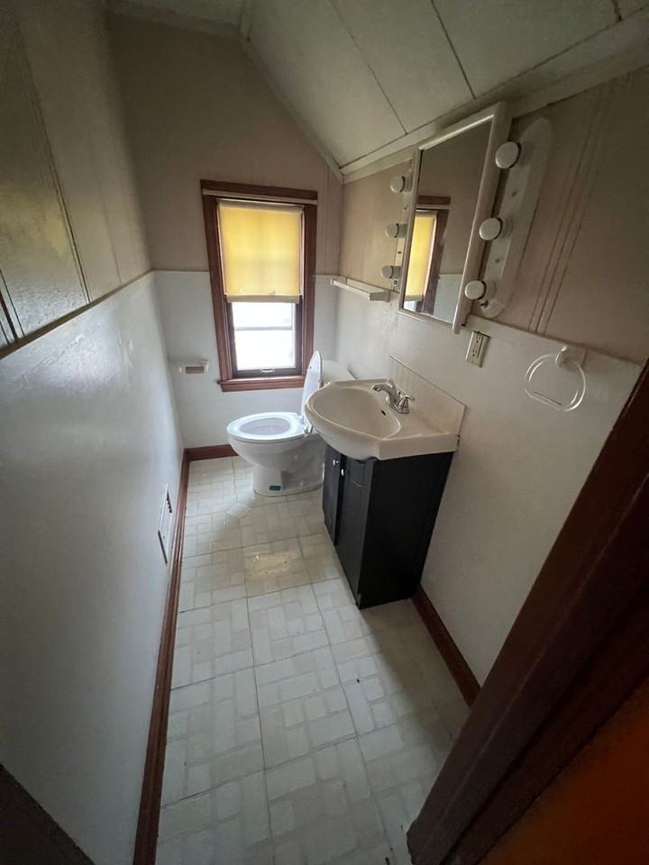 2515 Iowa St - Photo 3 of 20