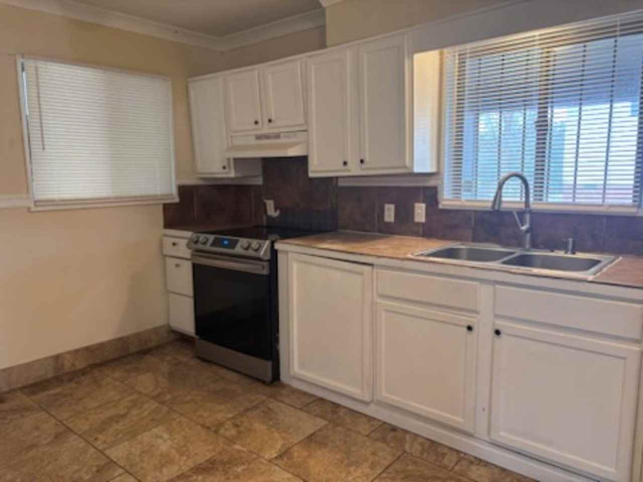 1670 Kentwood Dr - Photo 2 of 9