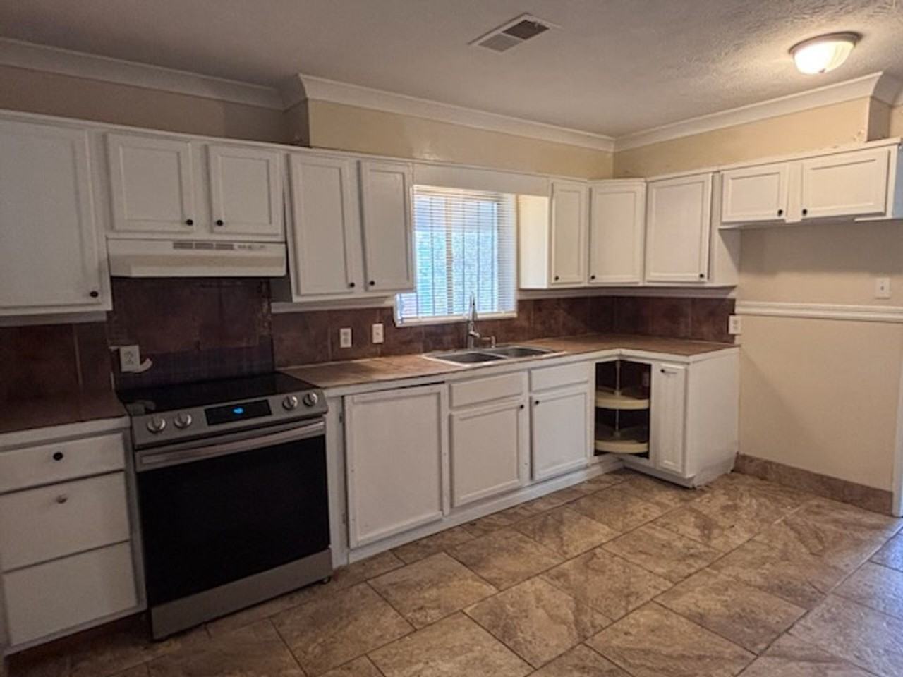 1670 Kentwood Dr - Photo 3 of 9