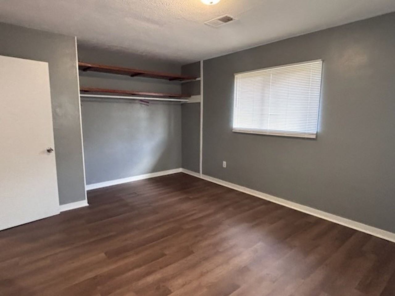 1670 Kentwood Dr - Photo 4 of 9