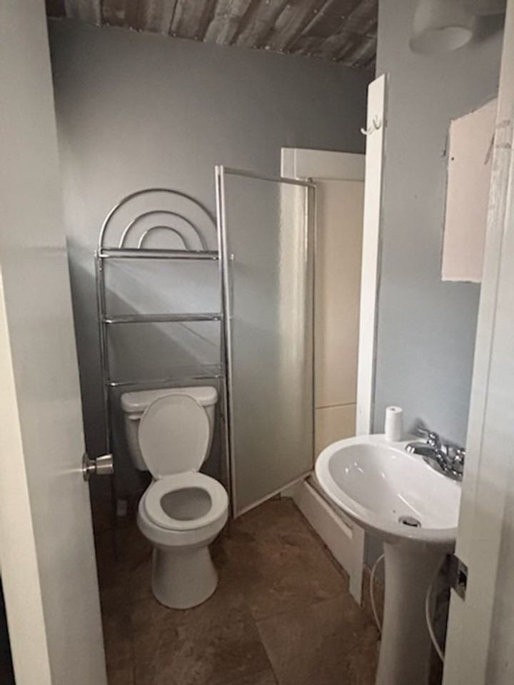 1670 Kentwood Dr - Photo 5 of 9