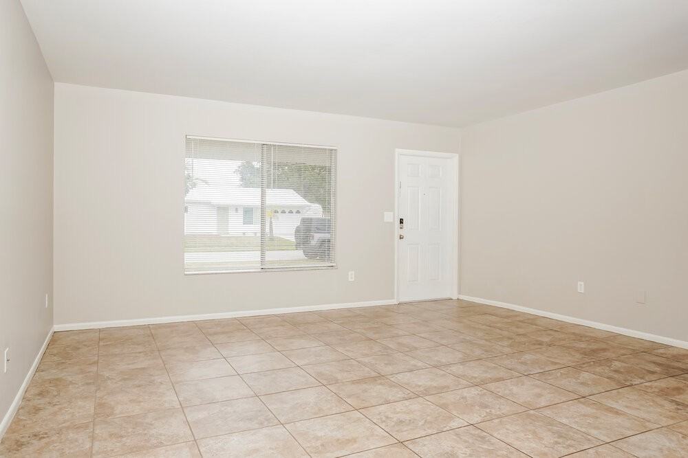 2396 Roxbury Cir - Photo 4 of 16