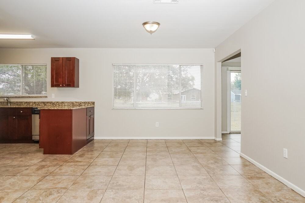 2396 Roxbury Cir - Photo 5 of 16