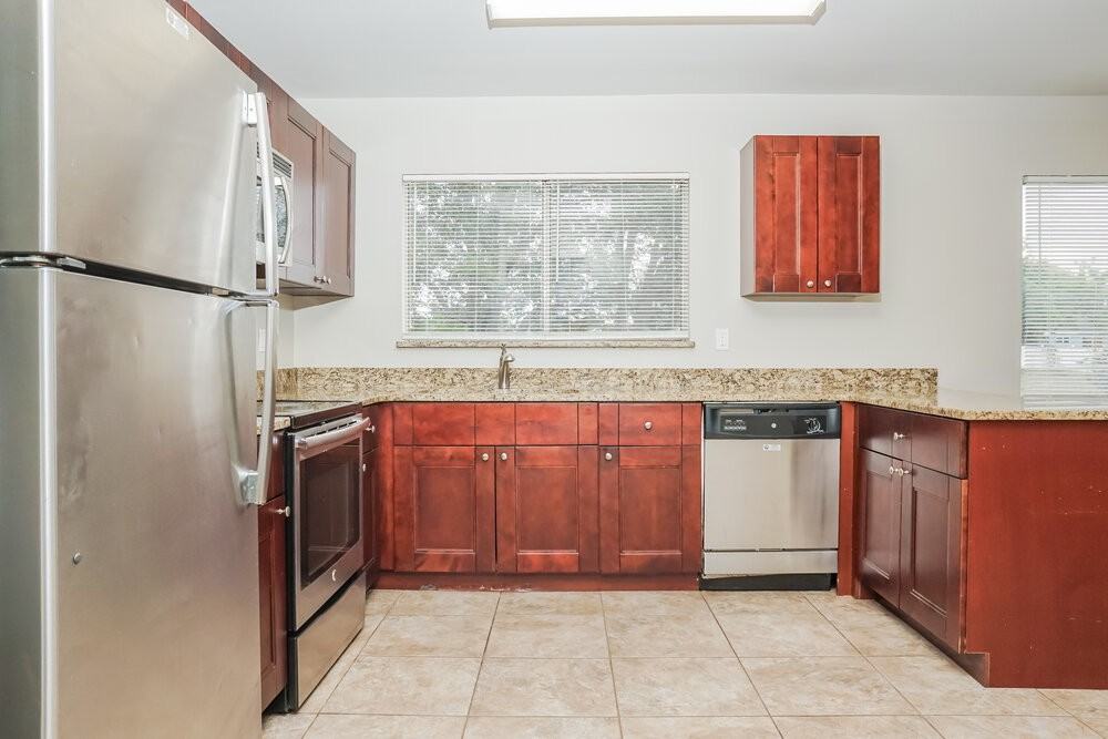 2396 Roxbury Cir - Photo 7 of 16