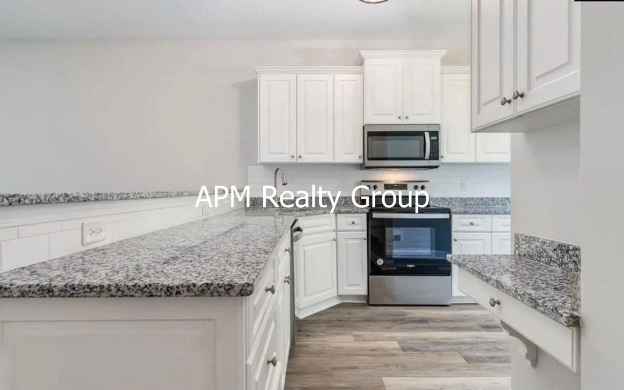 408 Summit Sq - Photo 2 of 17