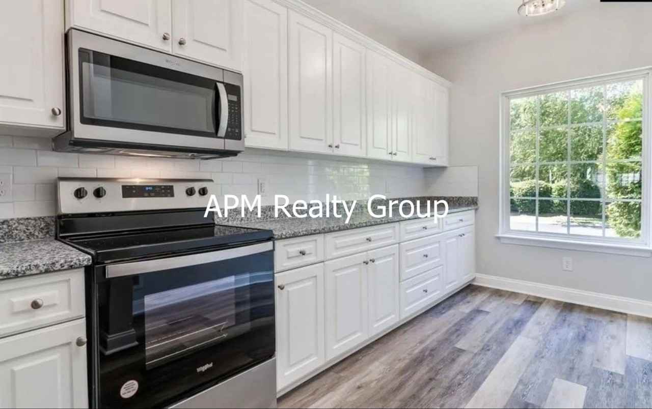 408 Summit Sq - Photo 3 of 17