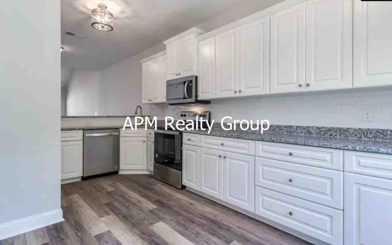 408 Summit Sq - Photo 4 of 17