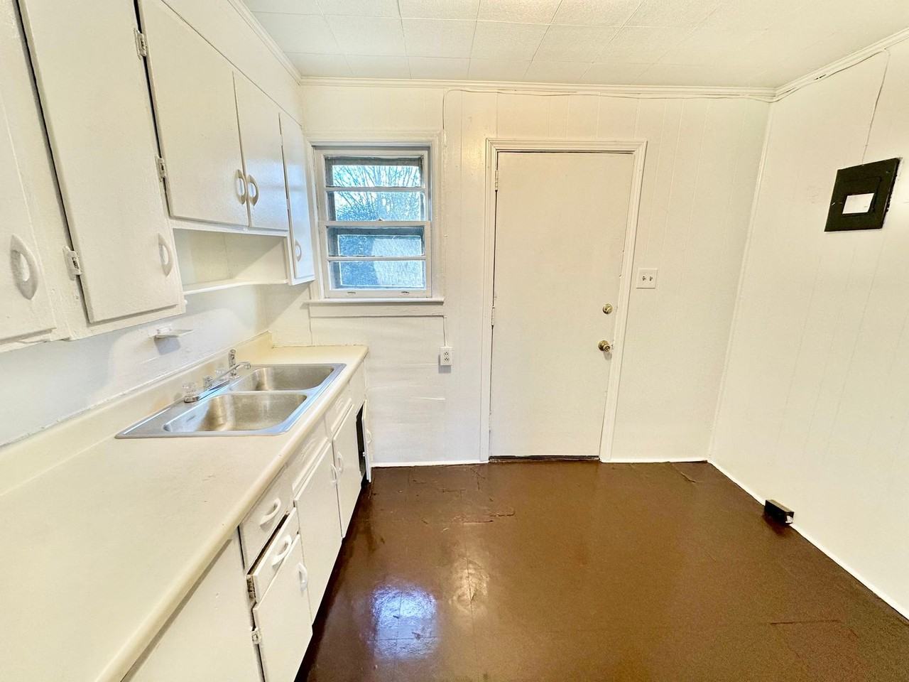 1374 Amelia Ave - Photo 2 of 8