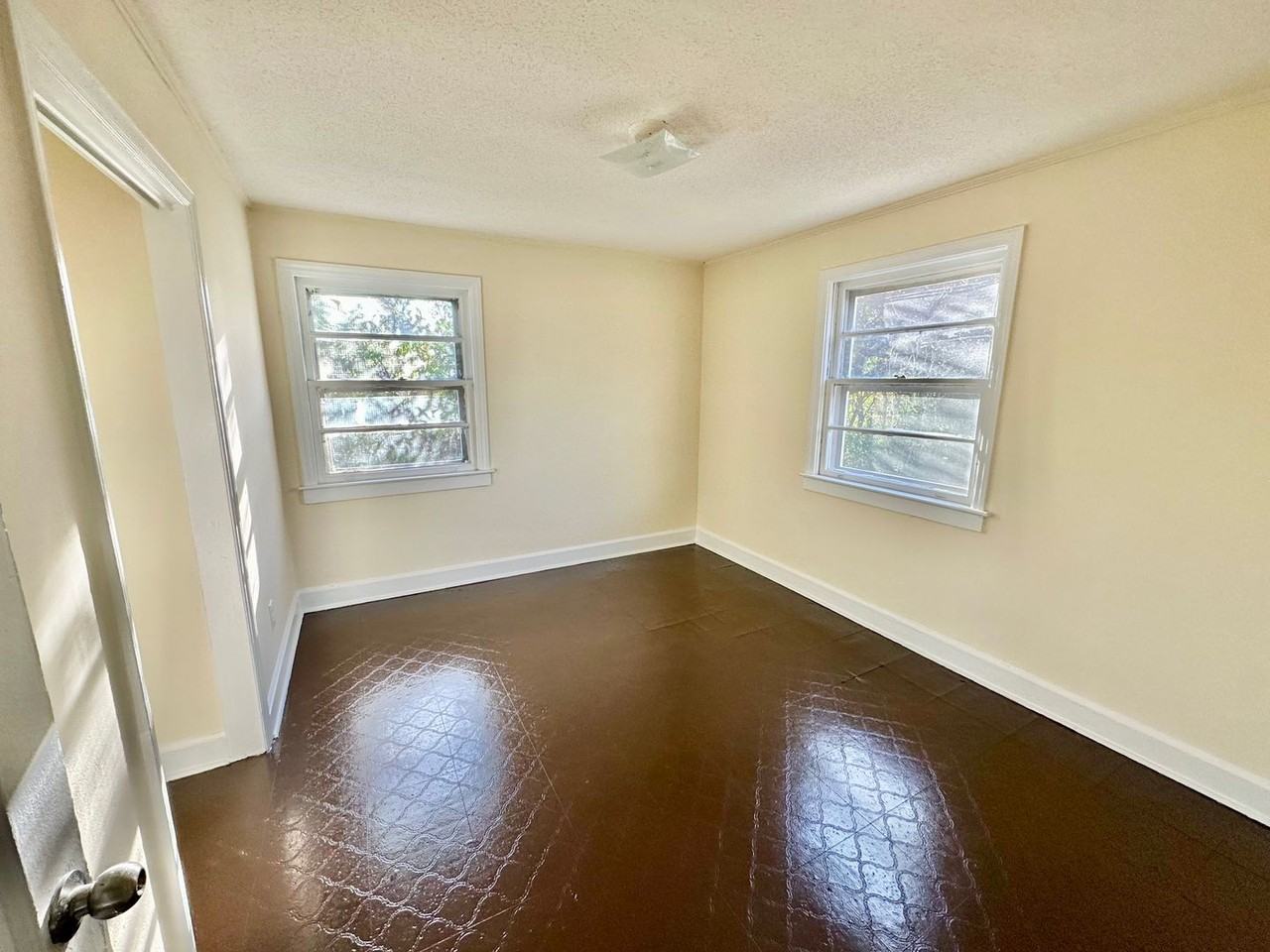 1374 Amelia Ave - Photo 5 of 8