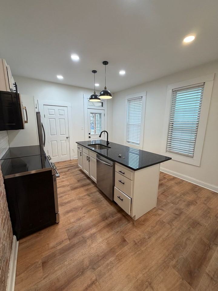 441 E Whittier St - Photo 2 of 20