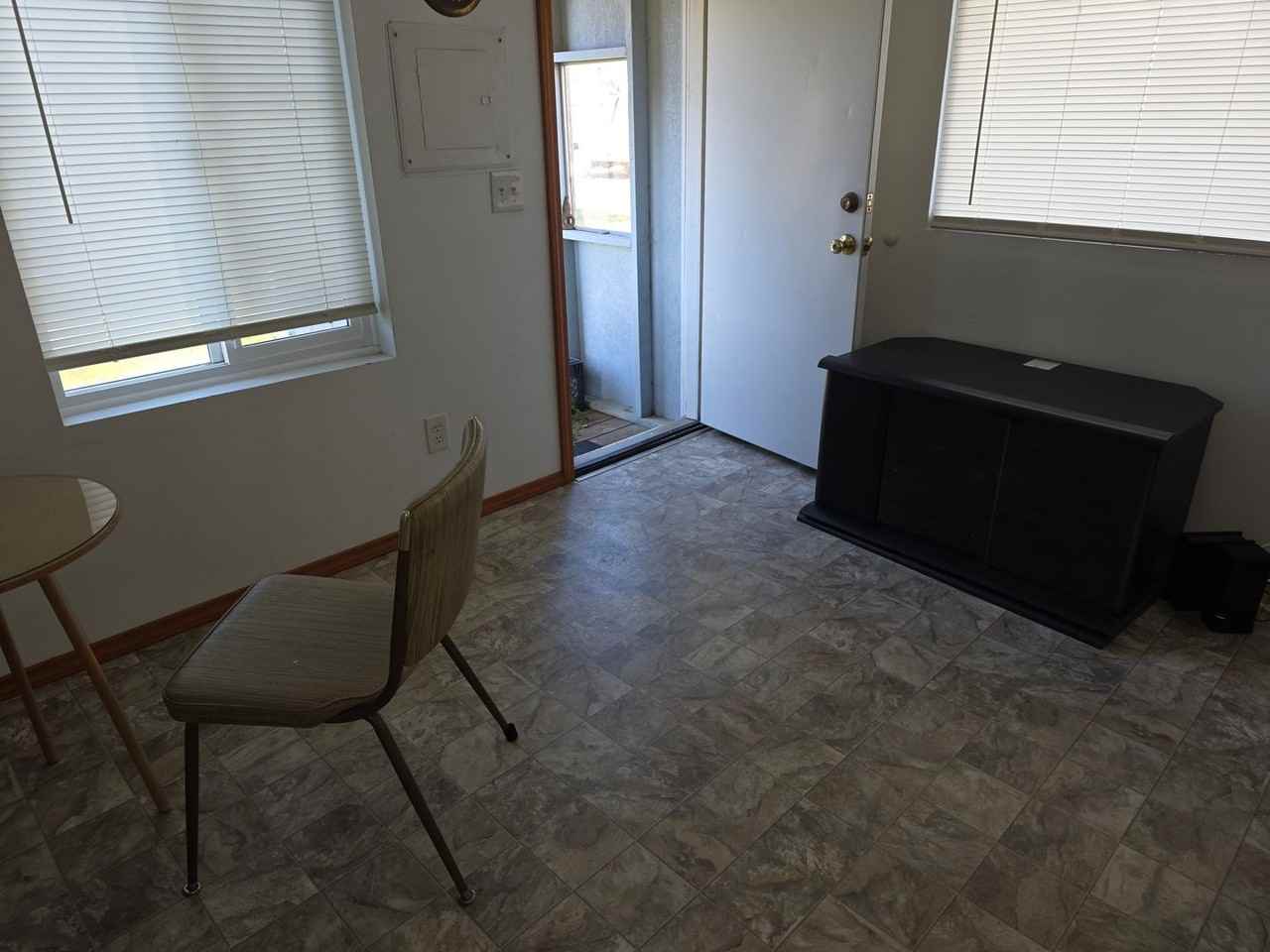 1575 1/2 Oregon St - Photo 3 of 10