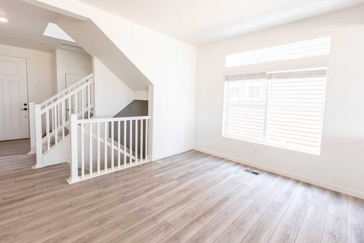 1047 Highlands Dr - Photo 2 of 40