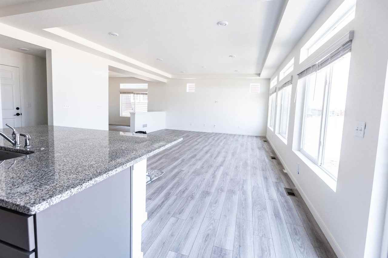 1047 Highlands Dr - Photo 3 of 40