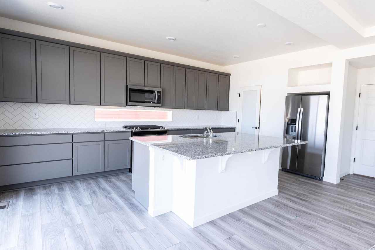 1047 Highlands Dr - Photo 4 of 40