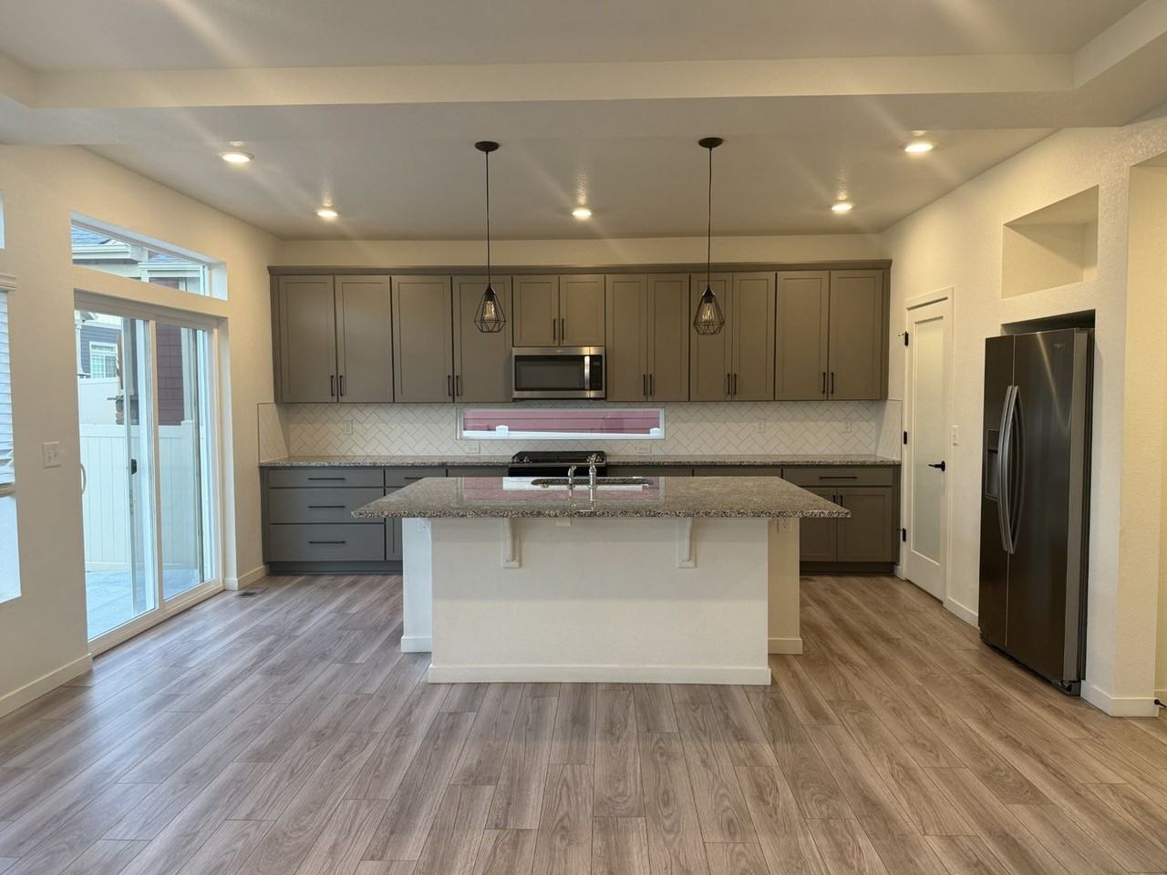 1047 Highlands Dr - Photo 5 of 40