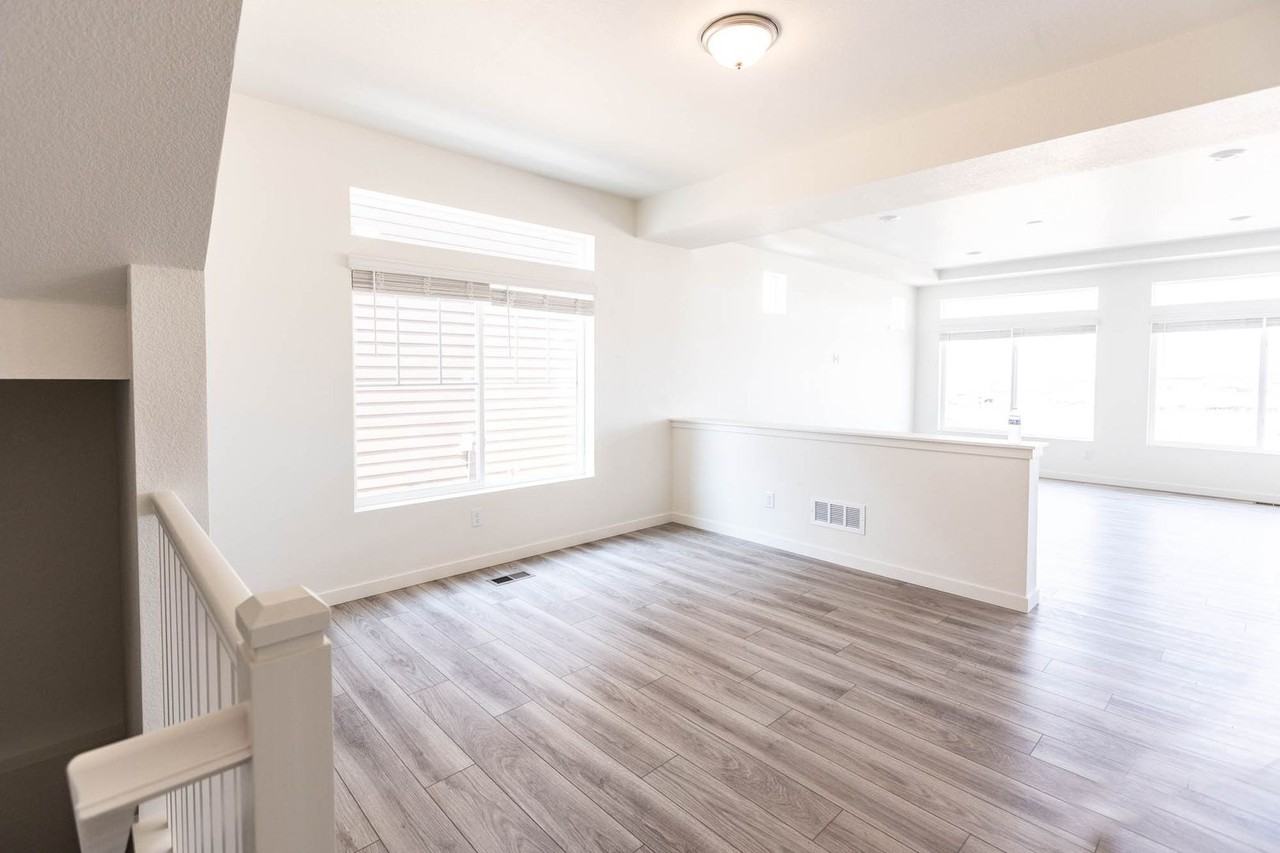 1047 Highlands Dr - Photo 6 of 40