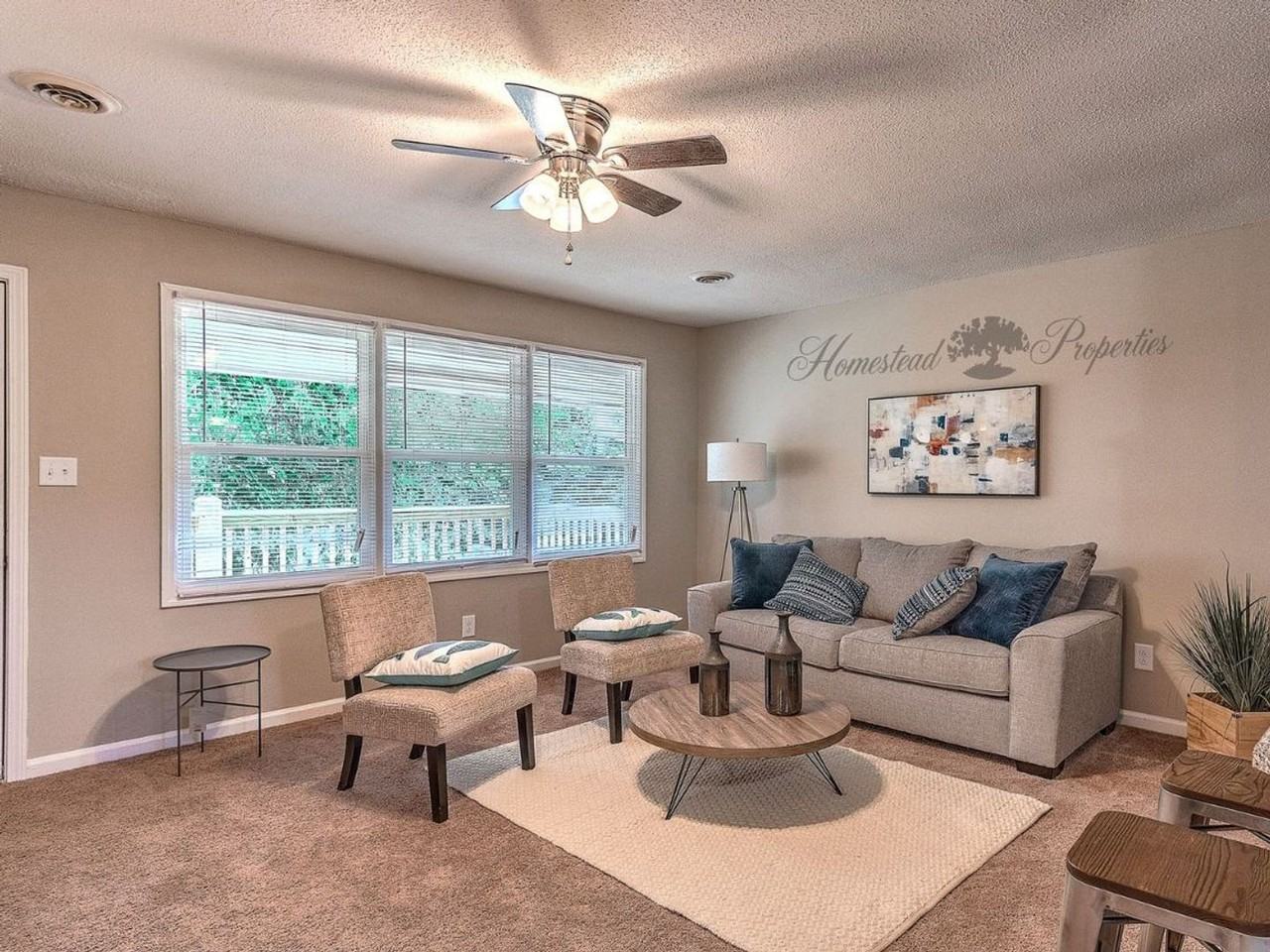 Quiet Area, Close to Town! Renovated 3 Bedroom, 1.5 Bath Apartment at Greenbriar Circle – Johnson City, TN - Photo 3 of 18