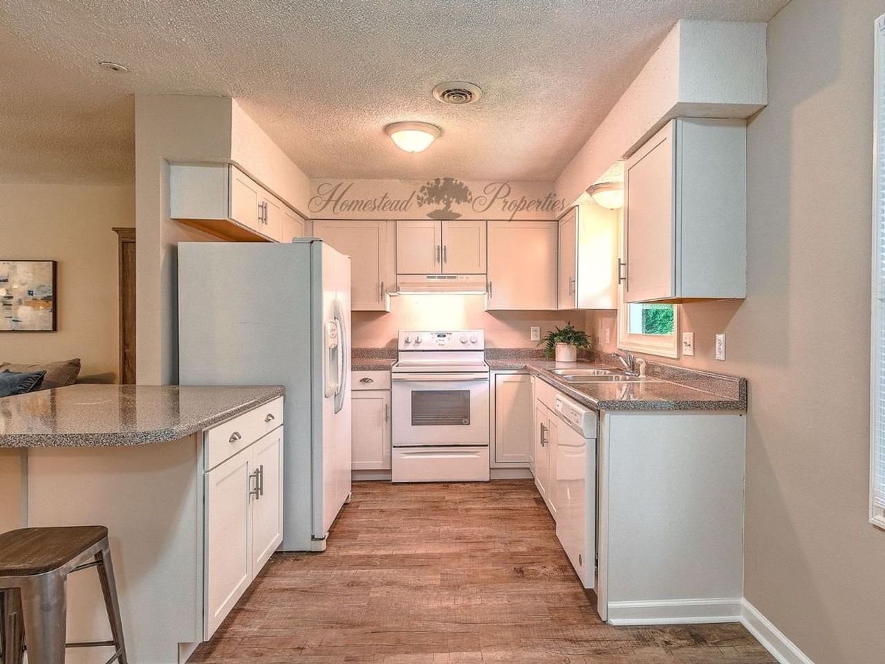 Quiet Area, Close to Town! Renovated 3 Bedroom, 1.5 Bath Apartment at Greenbriar Circle – Johnson City, TN - Photo 5 of 18