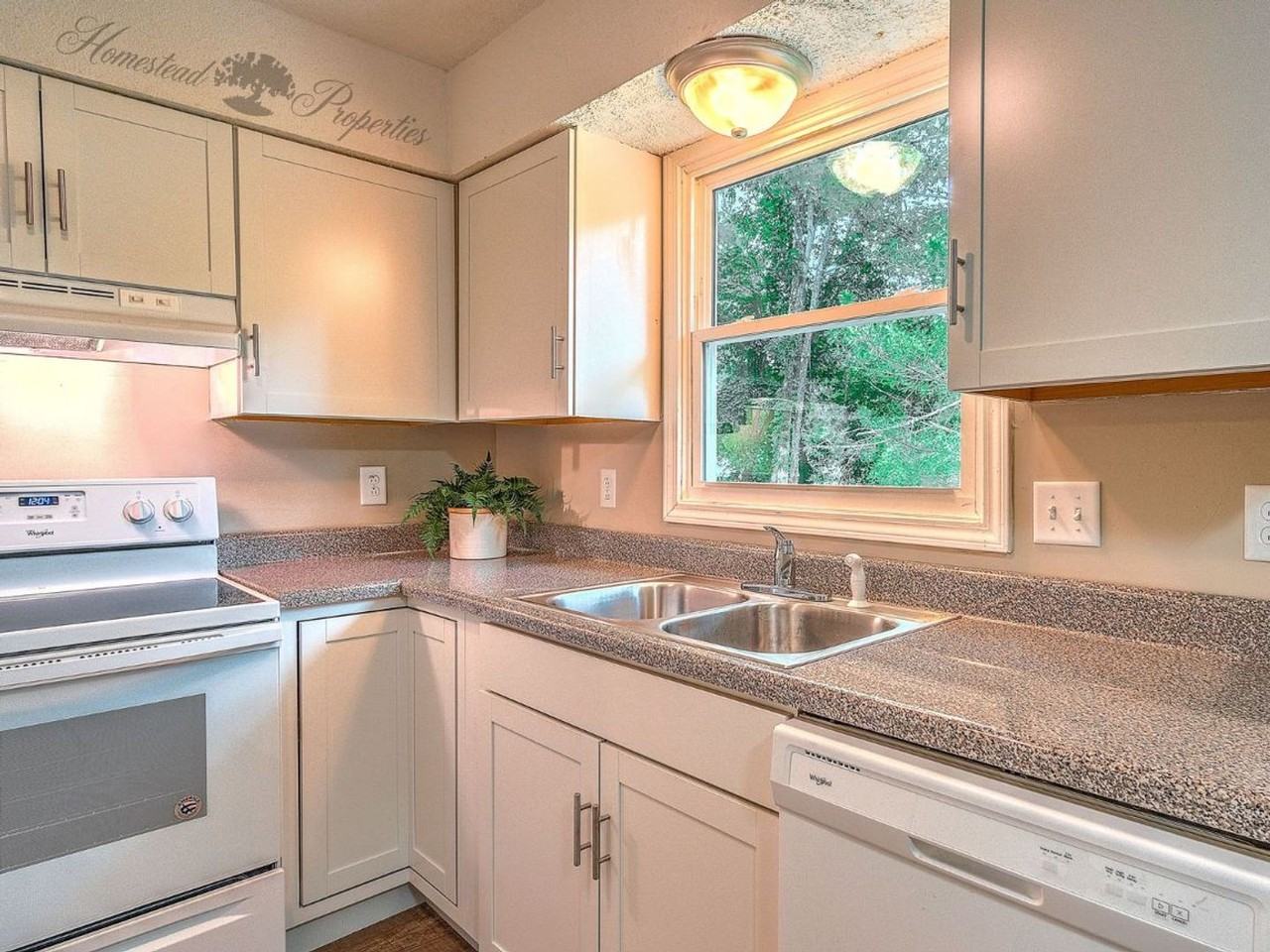 Quiet Area, Close to Town! Renovated 3 Bedroom, 1.5 Bath Apartment at Greenbriar Circle – Johnson City, TN - Photo 6 of 18