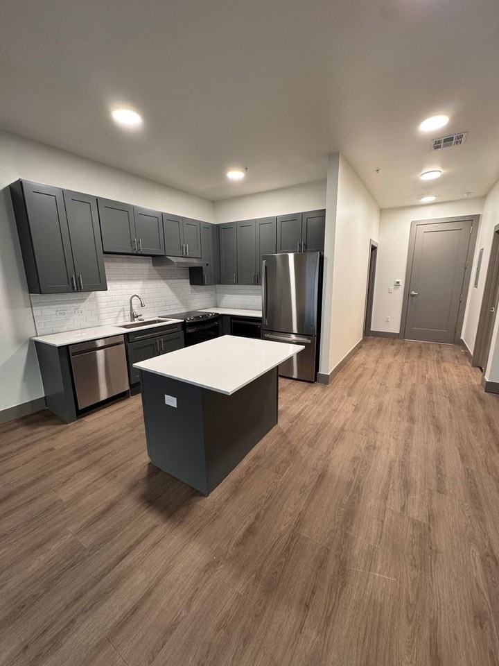 Iconik Bixby Apartments - Photo 7 of 50