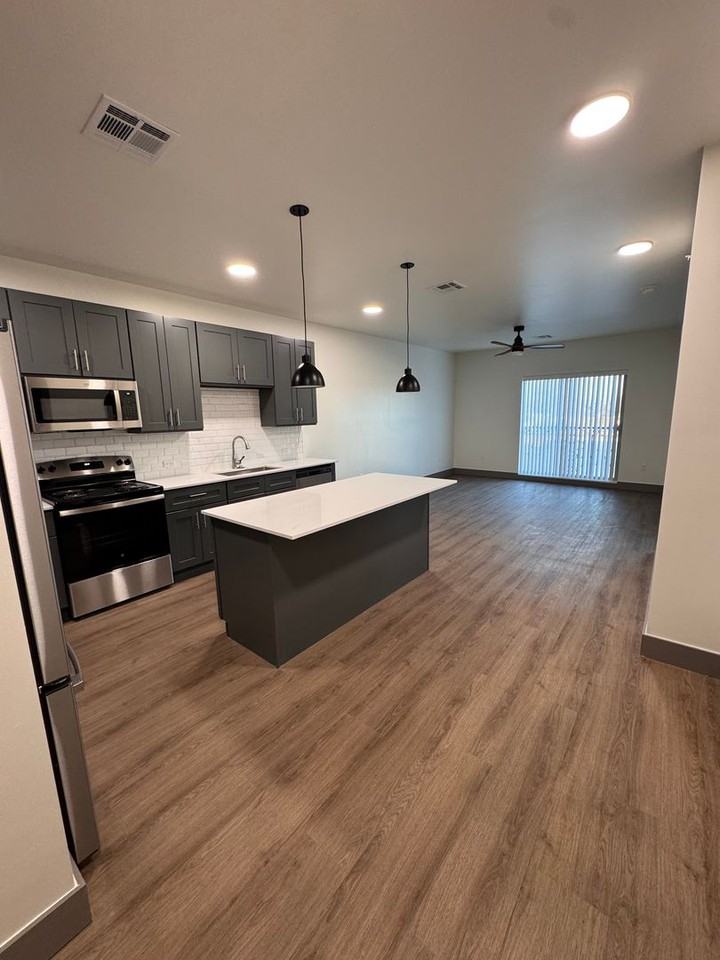 Iconik Bixby Apartments - Photo 7 of 20
