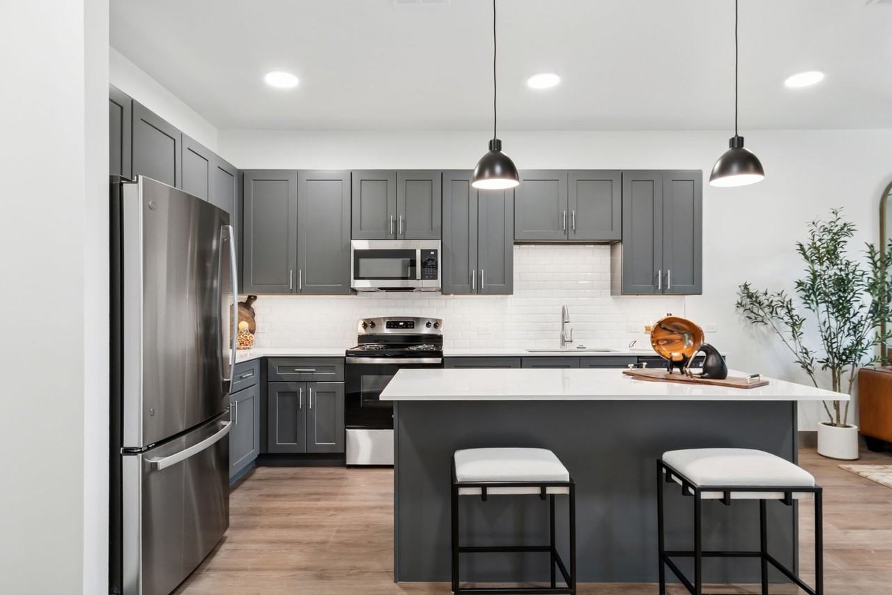 Iconik Bixby Apartments - Photo 7 of 15