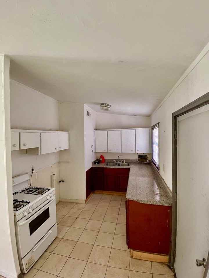 1911 43rd Ave - Photo 3 of 11