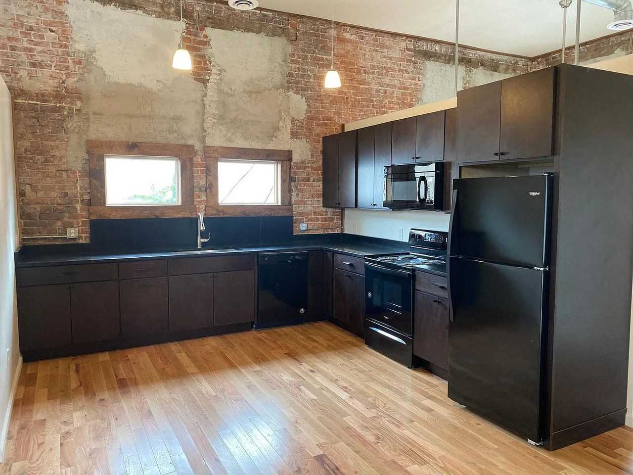 114 E Harrison St - Photo 3 of 17