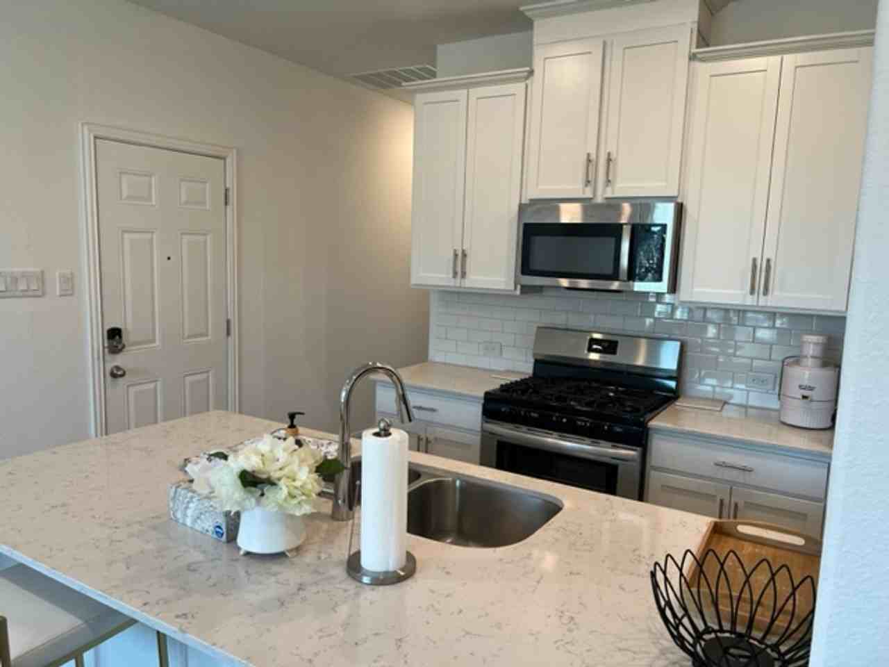 1033 Rosebay Dr - Photo 3 of 12