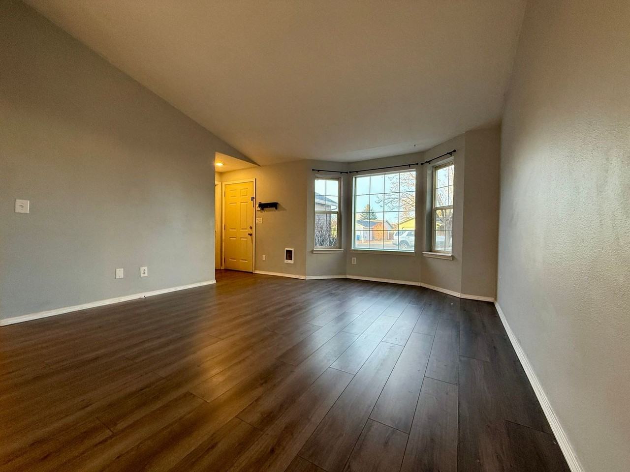 3042 Sw Quartz Ave - Photo 5 of 17