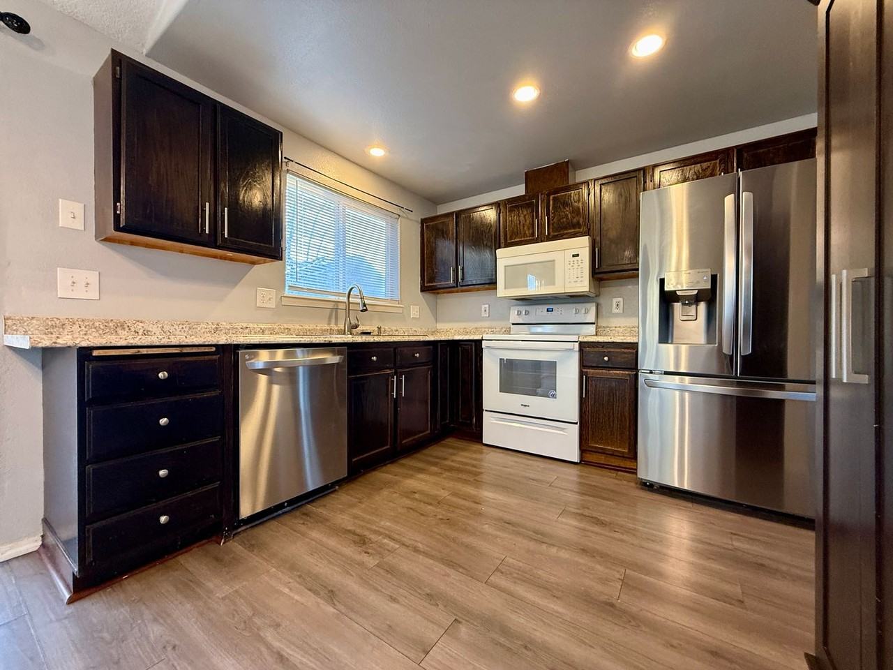 3042 Sw Quartz Ave - Photo 7 of 17