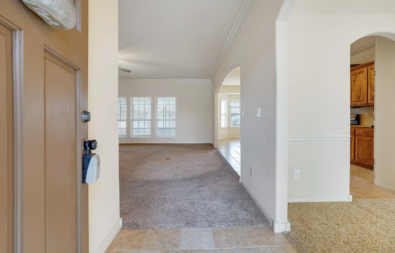 1716 W Austin St - Photo 4 of 28