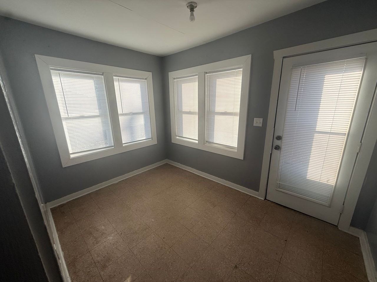 307 S Locust St - Photo 5 of 9