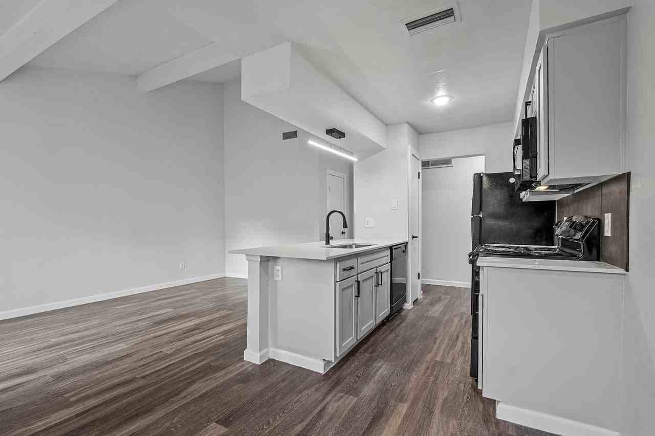 Oakline Apartments - Photo 4 of 36