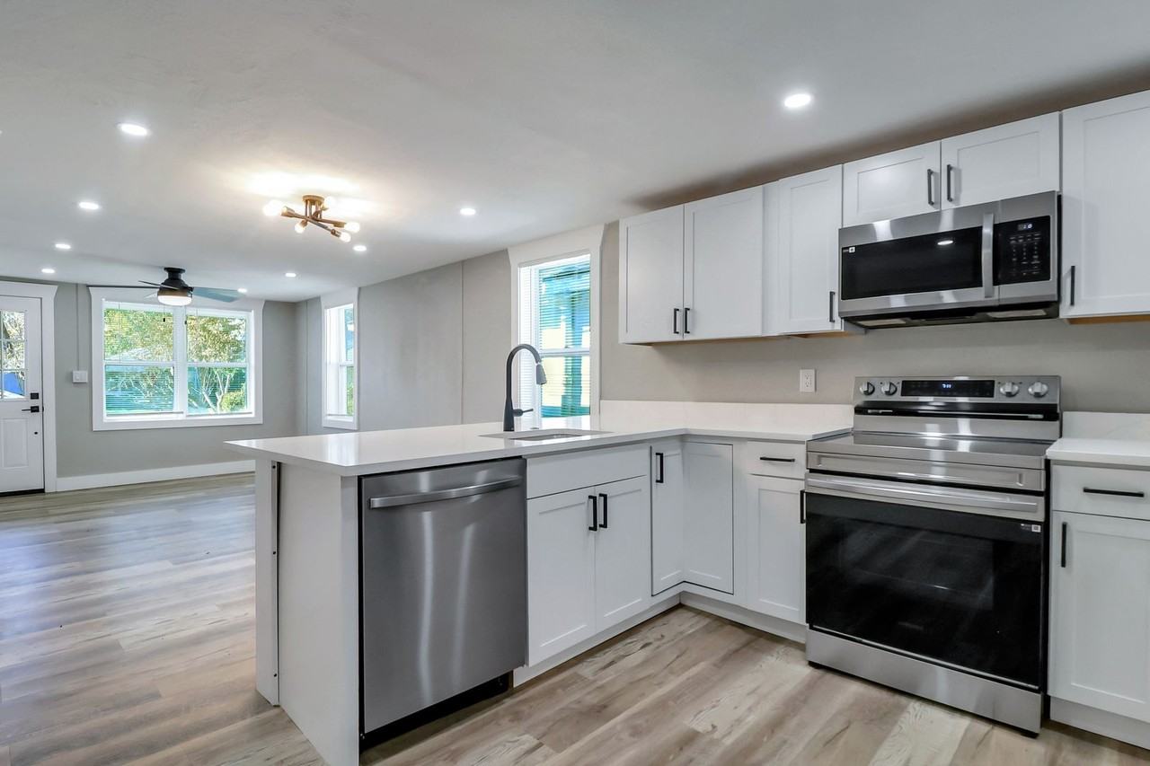 824 W 47th St - Photo 2 of 22