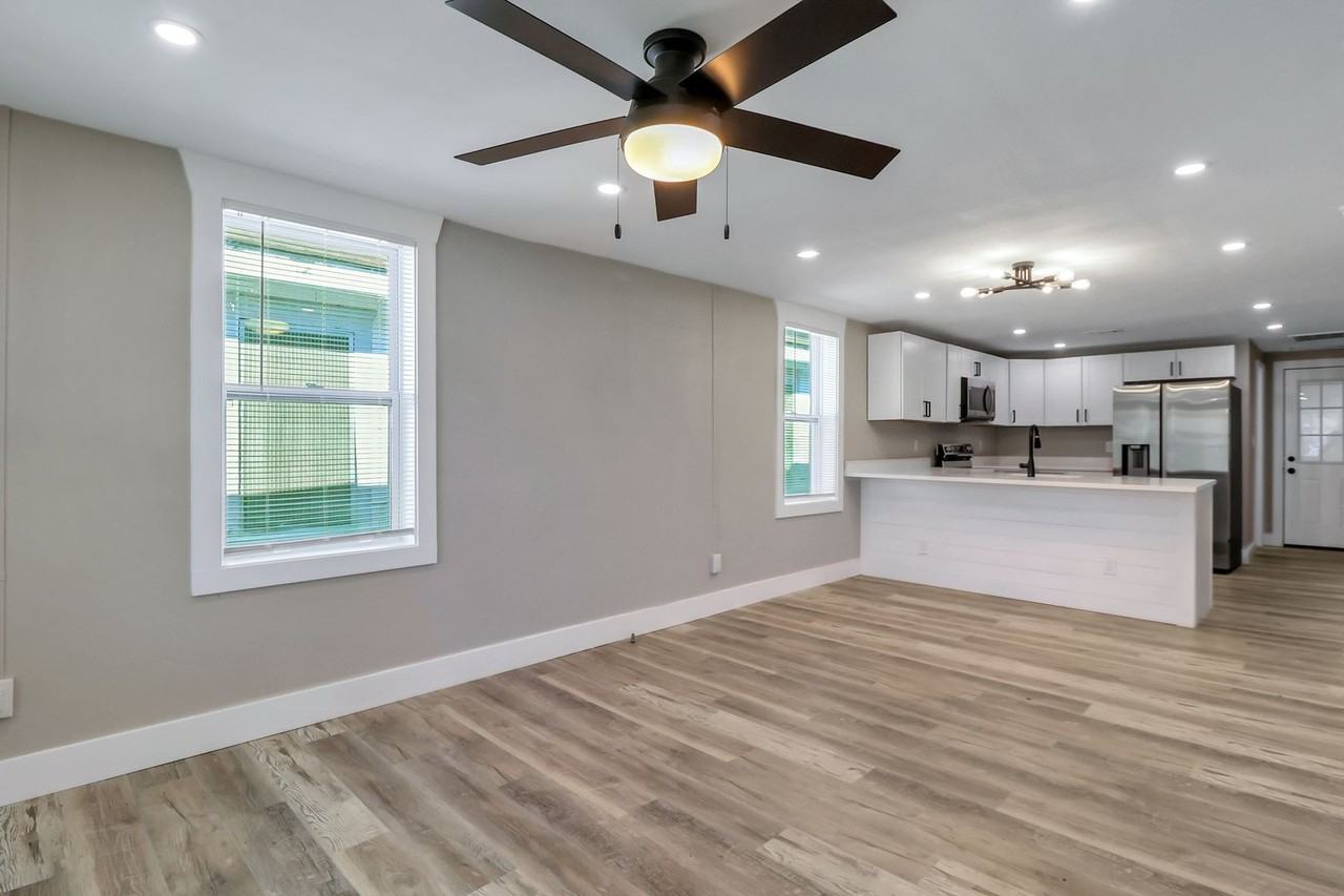 824 W 47th St - Photo 3 of 22