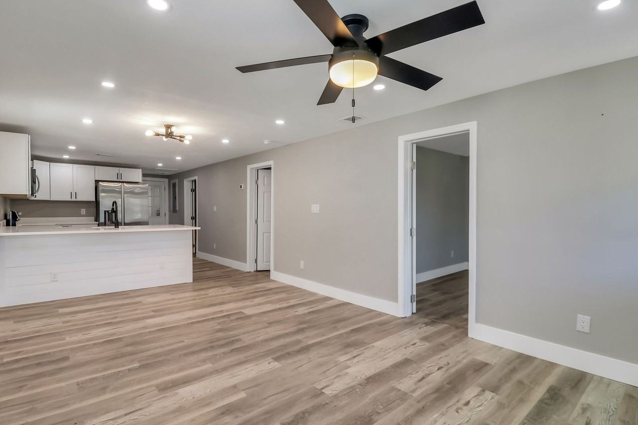 824 W 47th St - Photo 5 of 22