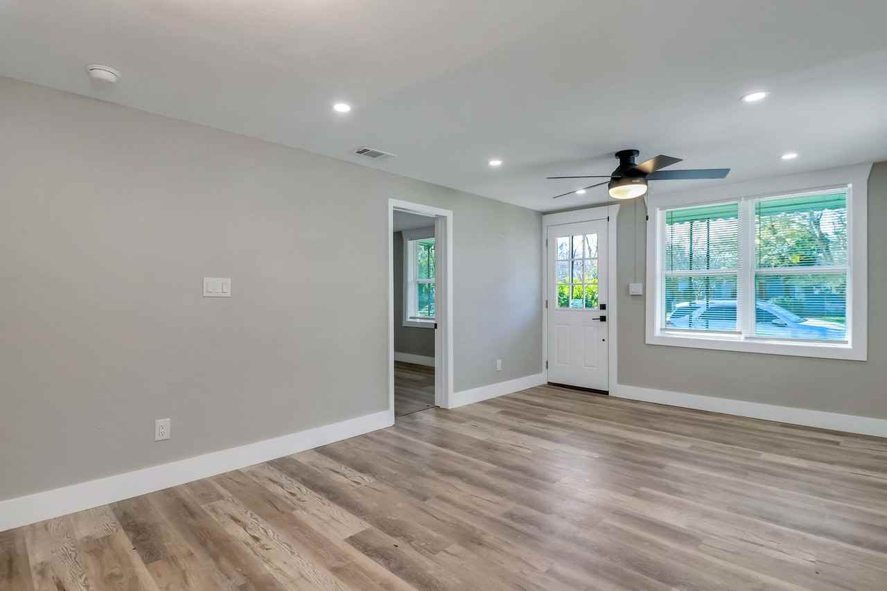 824 W 47th St - Photo 6 of 22