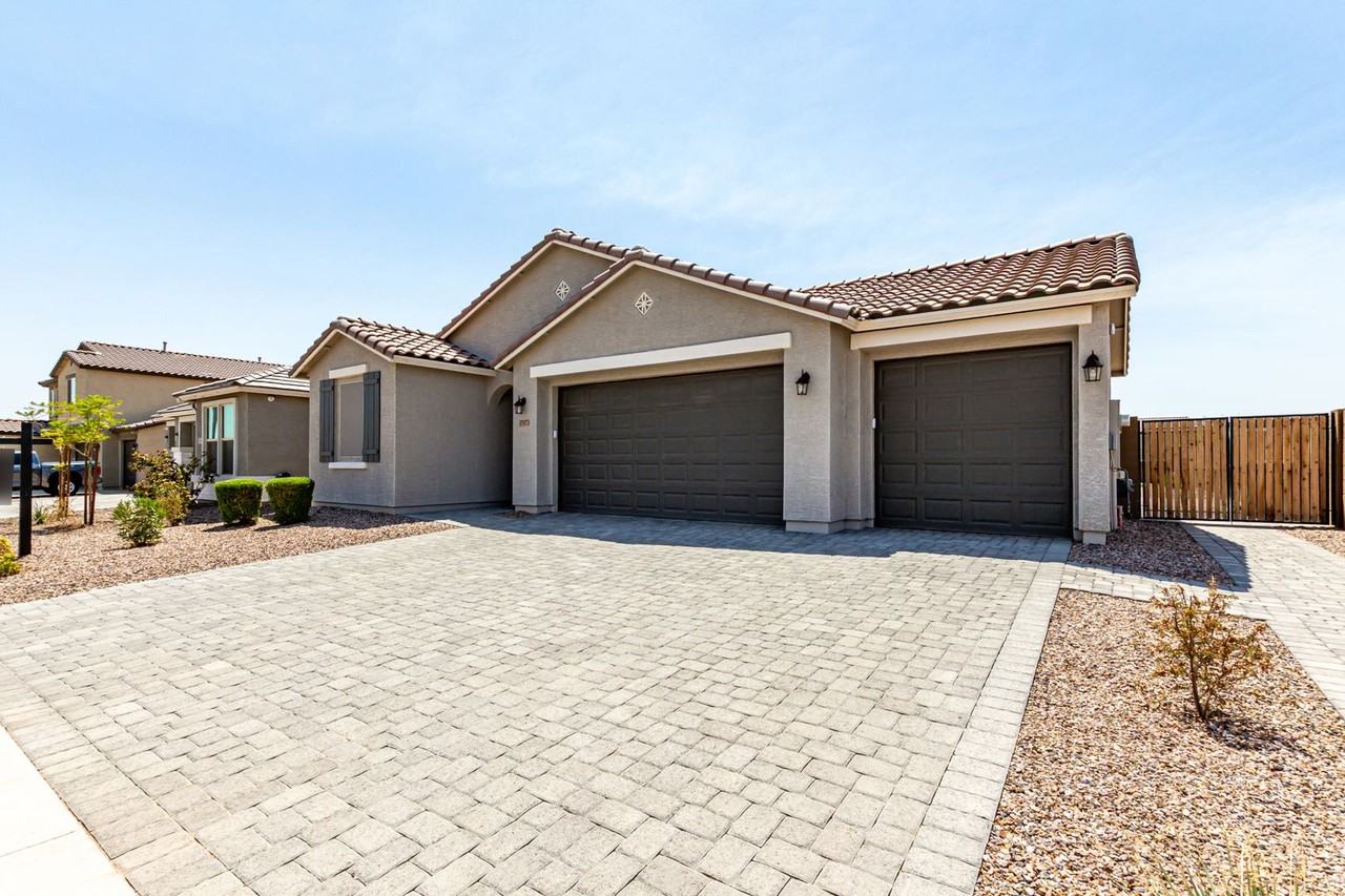 17973 W Ashley Dr - Photo 3 of 35