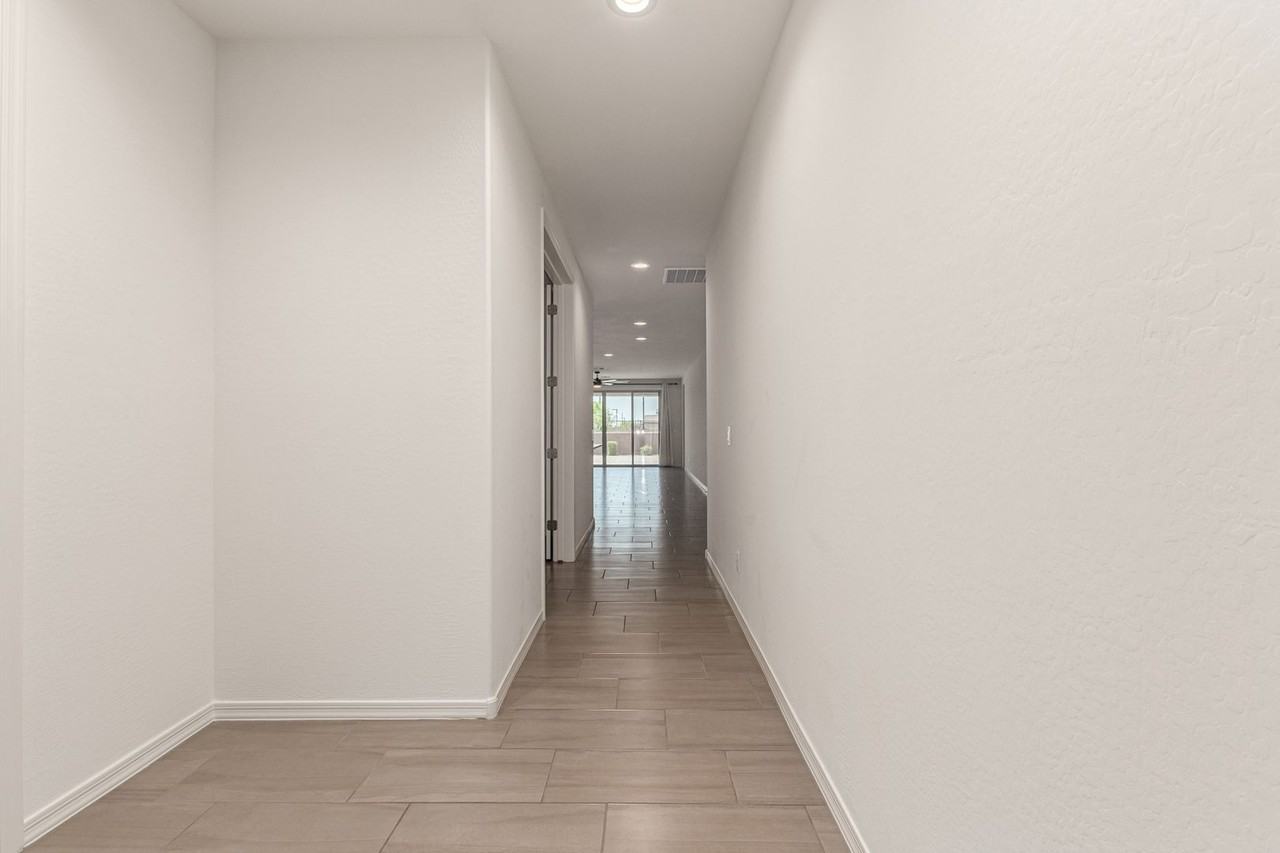 17973 W Ashley Dr - Photo 7 of 35