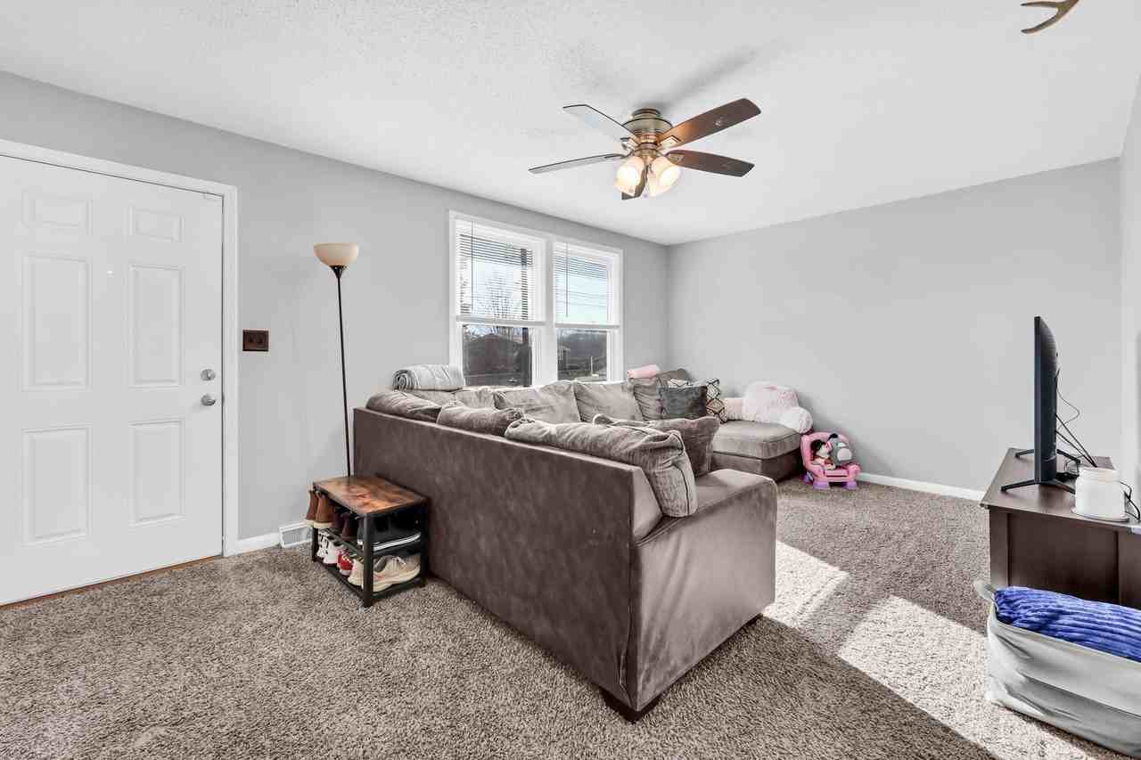 215 Aster Dr - Photo 4 of 31